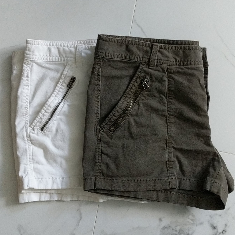 2 pairs Hinge shorts (size 10 - green & white)